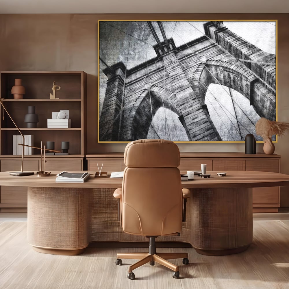 Tablou canvas cu tablou canvas cu podul brooklyn, in rama de aluminiu auriu, pe perete intr-un birou